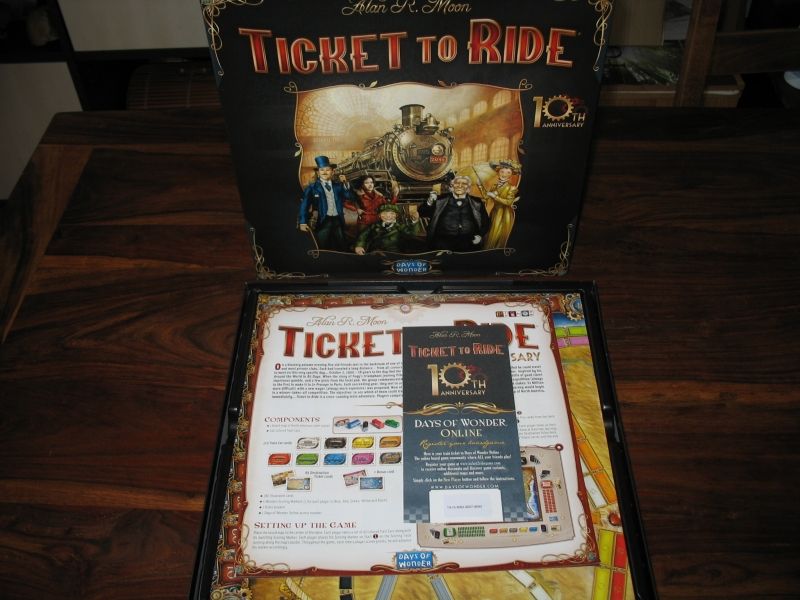 La règle multilingue ainsi qu'un identifiant pour jouer on-line nous accueille