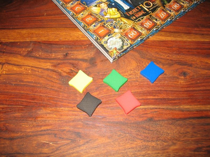 Magnifique ces énormes pions de la forme des cases du plateau de score !