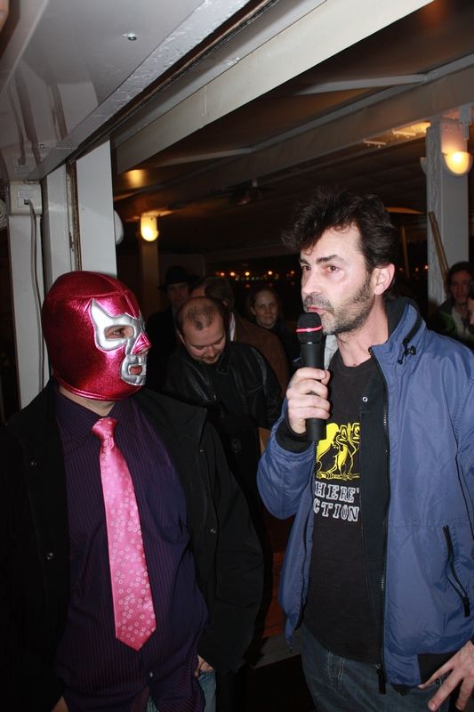 Il est évidemment accompagné de la Ligue Intégriste Des Jeux d'Ambiance