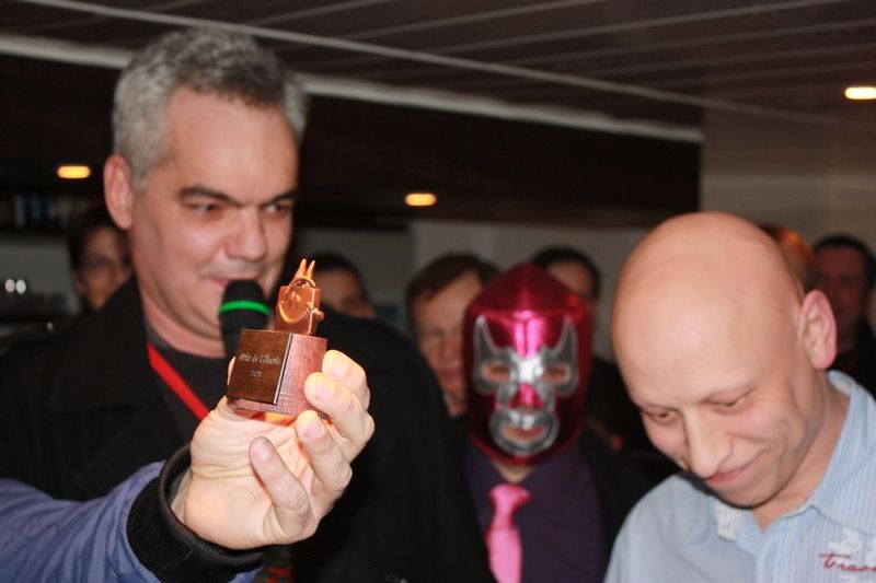 D'un peu plus loin... Il semble que l'éditeur plie sous le poids de ce lourd trophée !