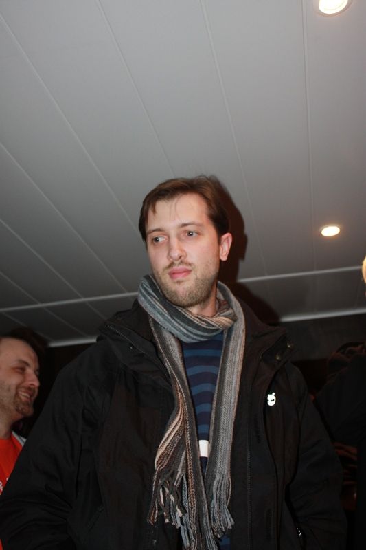 En fait le trophée est aussi un peu pour mister Vidberg, il n'a pas l'air content qu'on lui partage !