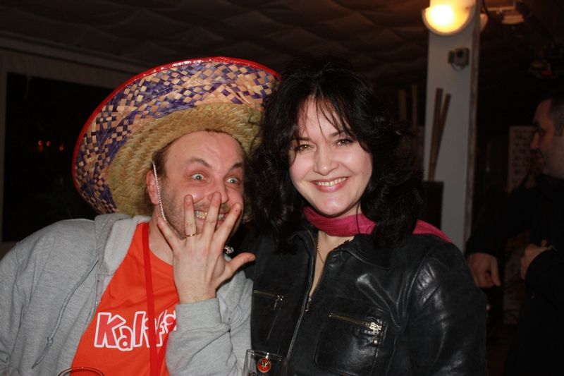 Des hommes au sombréro au sourire audacieux acocmpagnés de charmantes jeunes femmes...