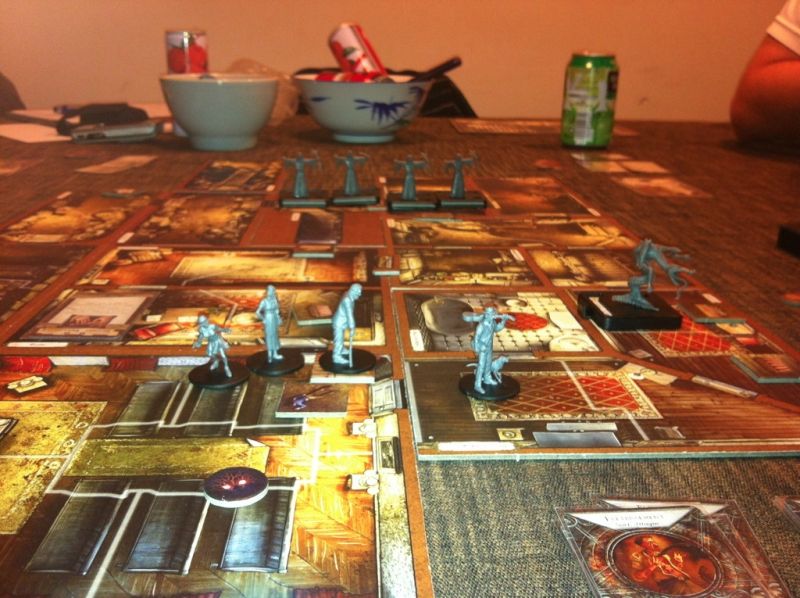 La partie est déjà bien avancée. Alors que les investigateurs voient au loin 4 Disciples leur barrer le passer, un Chien de Tindalos s'approche d'eux