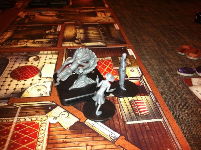 Les femmes sont plus courageuses que les hommes. Les deux investigatrices affrontent le chien de Tindalos pendant que les investigateurs sont partis de l'autre côté du manoir