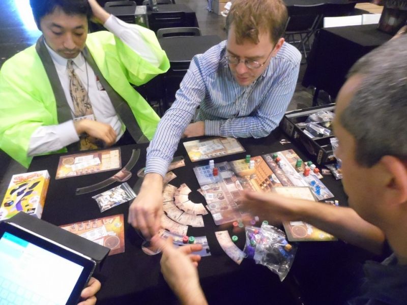 Une nouvelle fois dans les coulisses du mercredi : quand un éditeur présente un ses jeux à un autre éditeur...