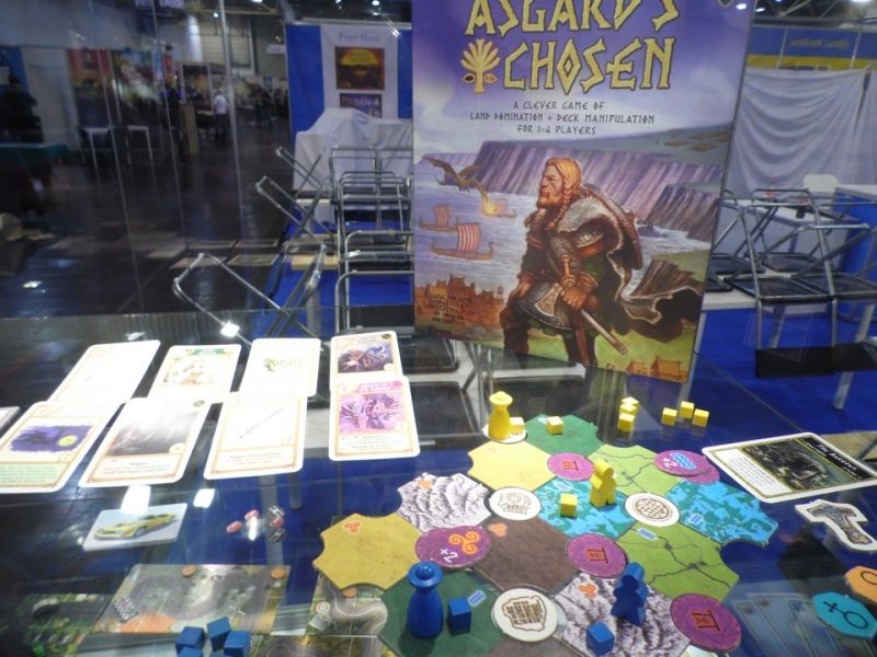 Si vous voyez les tables vides derrière, ce n'est pas que le jeu n'a pas plu : la photo a été prise la veille de l'ouverture du salon.