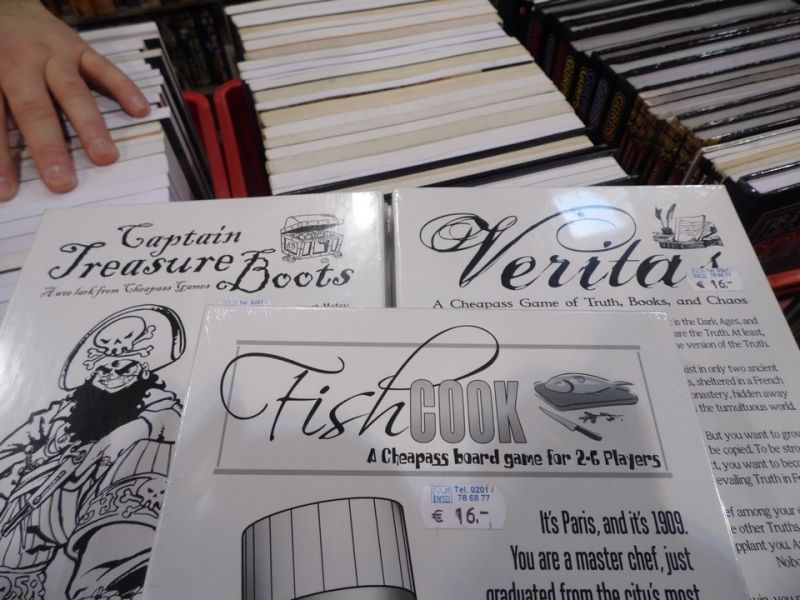 J'ai cherché hall 02 des jeux Small Box Games. Comme je n'avais pas vérifié avant de partir, j'ai demandé sur place des jeux Cheapass Games. Dommage...