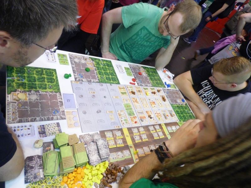 Caverna, un jeu au matos impressionnant...