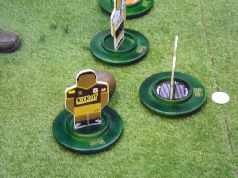 On tape donc sur le socle des footballeurs. Il semblait y avoir plusieurs contraintes/règles...