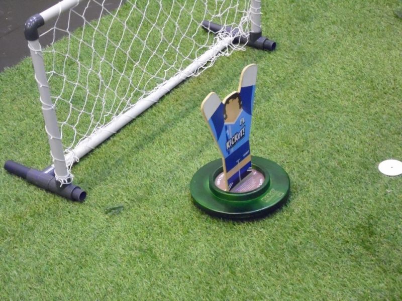 On avait le droit de placer un pied devant les cages, pour tenter d'éviter le but.