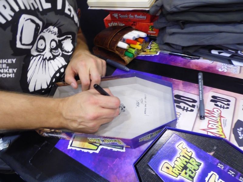 Dédicace sur le stand de Primate Fear