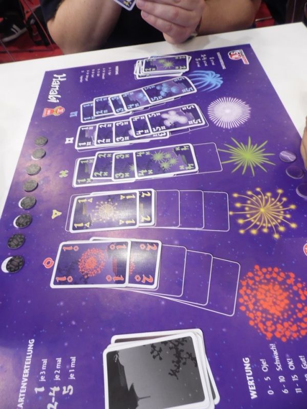 Le plateau format A2, en papier, pour Hanabi. Vendu 1€ sur place.