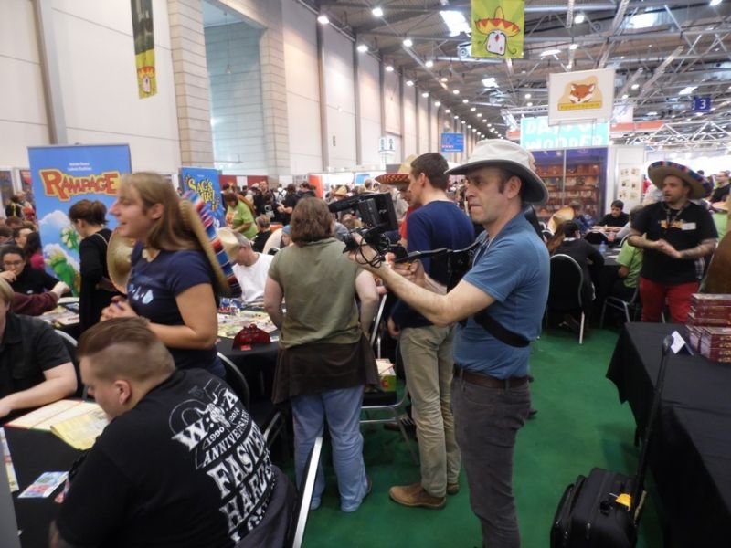 Où quand un chapeau de cow-boy prend en photo (ou film ?) un chapeau mexicain.