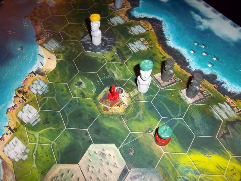 Non, ce ne sont pas des bérets basques sur les Moaïs, mais des marqueurs tribaux...