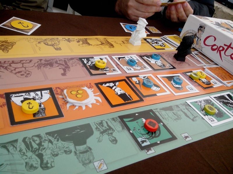 Corto, à mi-partie...