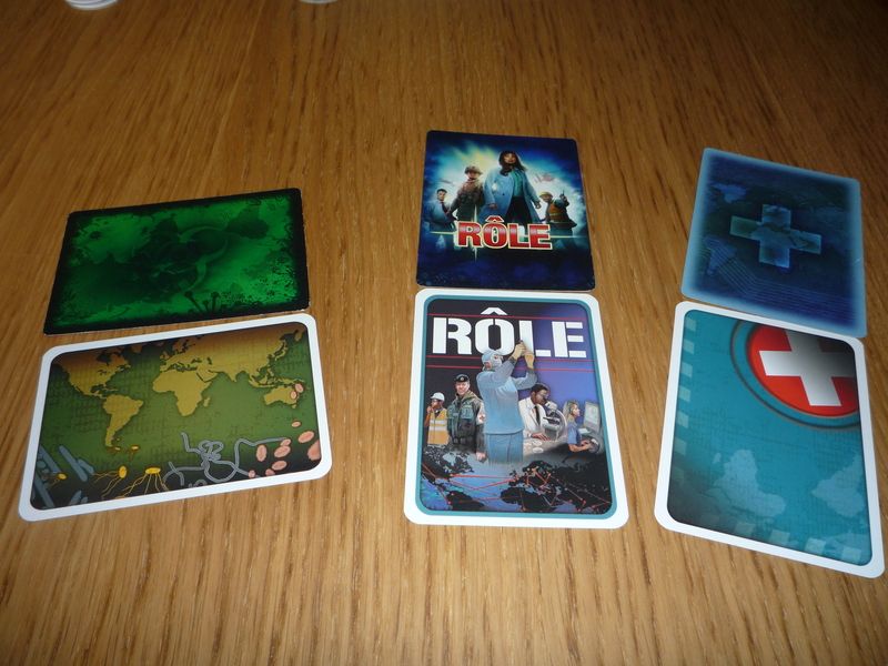 Comparaison entre le dos des cartes de l'ancienne et de la nouvelle version de Pandémie