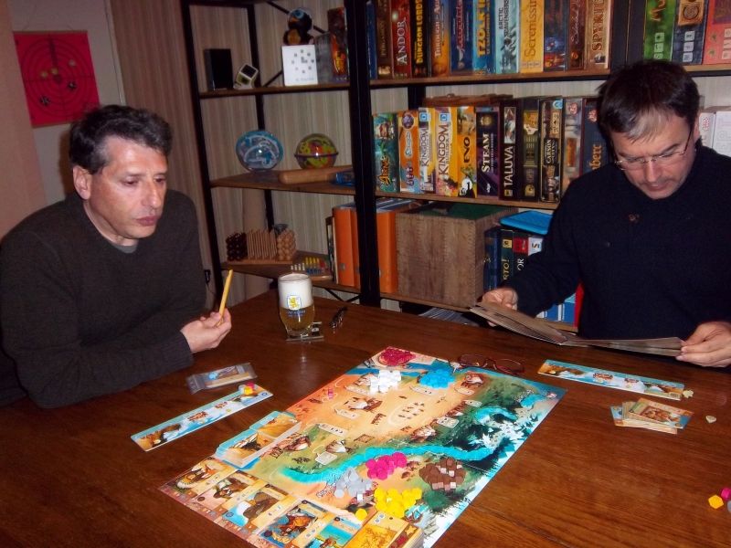 Et bien voilà, nous y sommes. Monsieur Papi prend des forces avant de partir à l'aventure, monsieur Cormyr vérifie un point de règle...