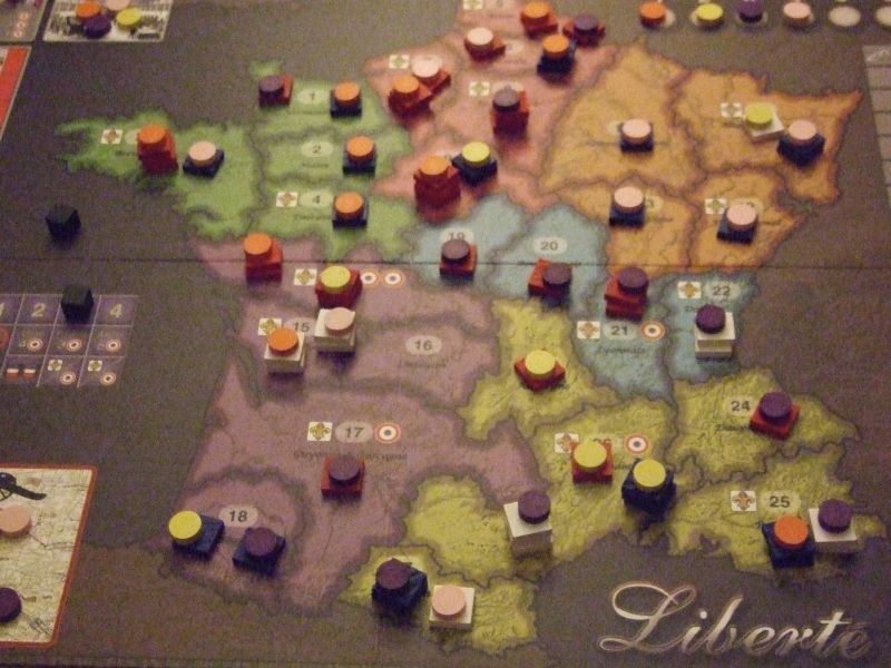 La carte se remplie de pions : incompréhensible pour une personne voyant le jeu pour la première fois, mais très parlant pour les connaisseurs ! 