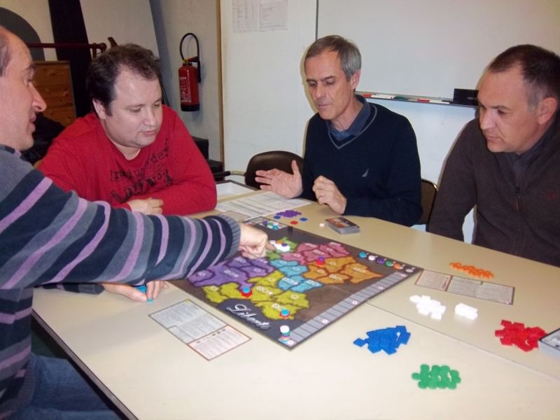 Messieurs Zhor et Tyrion expliquant les règles de Liberté à Lilajax et Olivier...