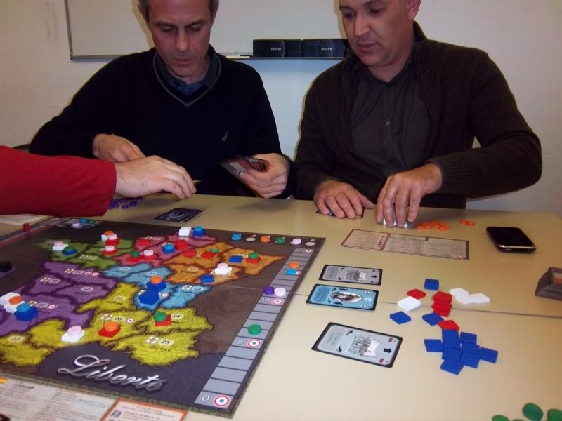 Olivier savoure discrètement sa victoire in extremis. La photo est coupée ? Normal, souvenez-vous : on coupait quoi pendant la Révolution ?...non monsieur Blue,  pas le téléphone non...pfff! 