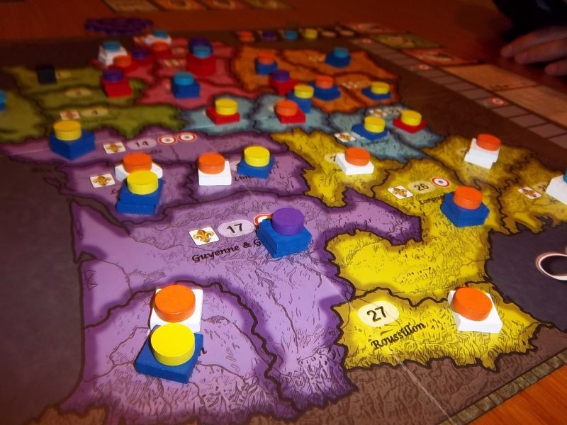 Avec la couleur orange, je contrôle le Languedoc avec les modérés, et le Roussillon avec les royalistes...