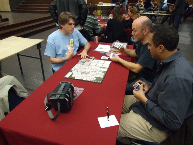 Palferso, un brin surpris quand même en découvrant les mécanismes...enfin, les cartes, du nouveau jeu du maestro