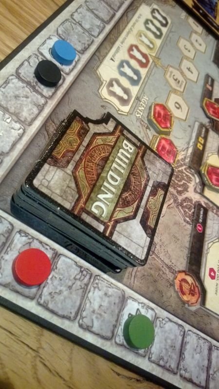 voyez la piste de score, Karine en Bleu tente de voler la victoire, mais le Noir n'a pas dit son dernier mot ! 