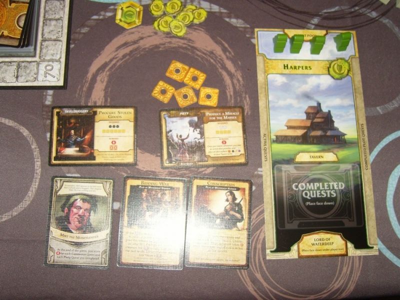 Mes cartes de début de partie. Je dois réaliser des quêtes de commerce et piété, et j'en possède une pour démarrer...