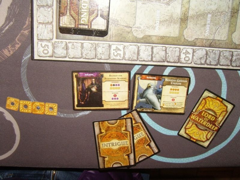 Les infos que je connais sur les cartes possédées en début de partie par Mel. Elle aussi va avoir besoin d'argent...