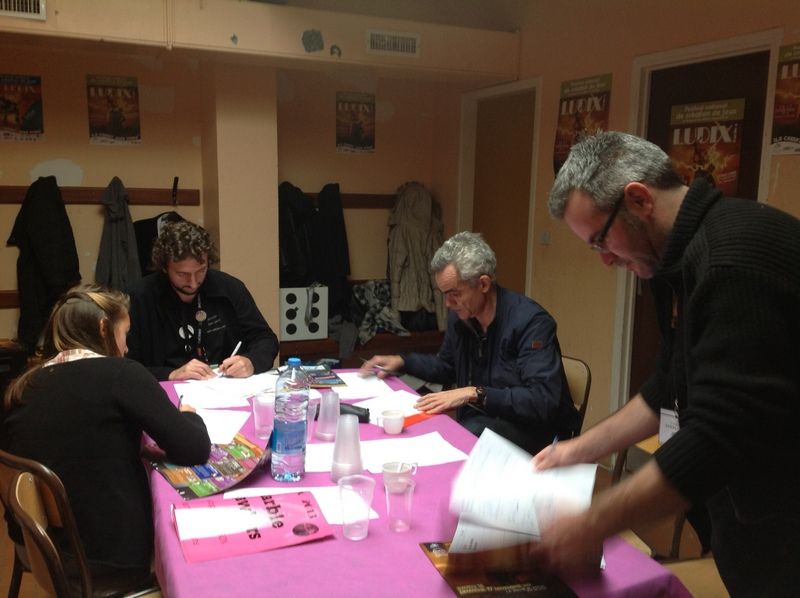 De gauche à droite : Une demoiselle locale ancienne membre du Jury jeune, Barda, Matthieu D'Epenoux, Tony Rochon