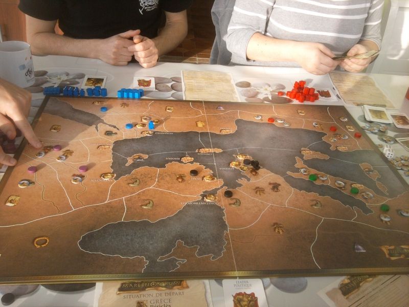 Fin de la mise en place personnalisée. A noter les couleurs blasphématoires du Grec et du  Romain, mais le Romain voulait absolument jouer avec les verts ...