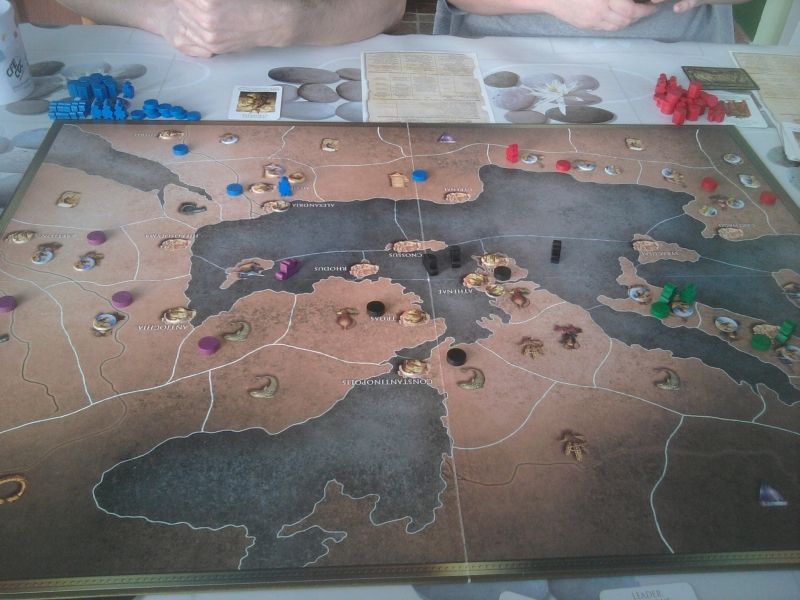 1ers déploiements de trirèmes grecques et légions romaines.