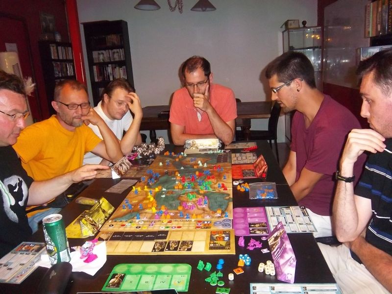 Mes adversaires, de g. à d. monsieur Cormyr, monsieur Pierre2.0, monsieur Fred qui ne jouait pas et faisait le banquier, monsieur Luc, Monsieur Julien et monsieur Kapitch