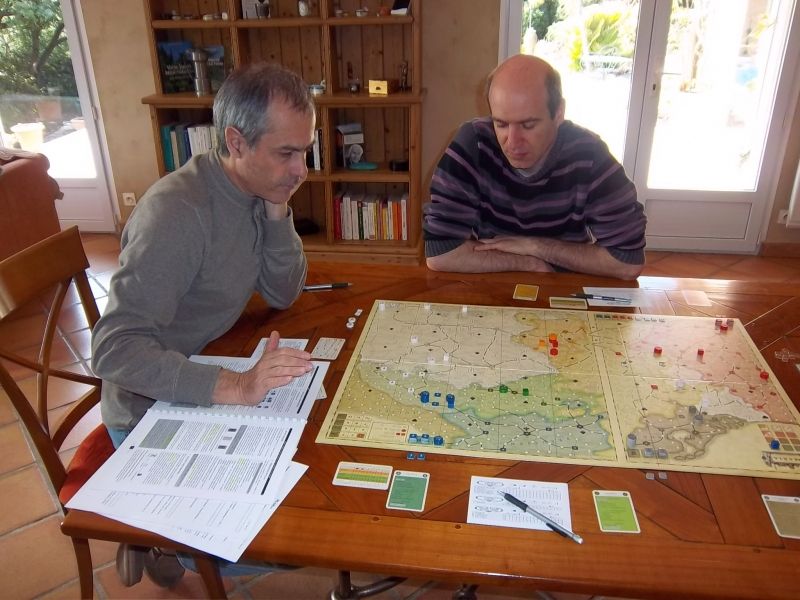 Monsieur Zhor (à gauche) rappelle quelques points de règles. Pour le moment, monsieur Tyrion est confiant.