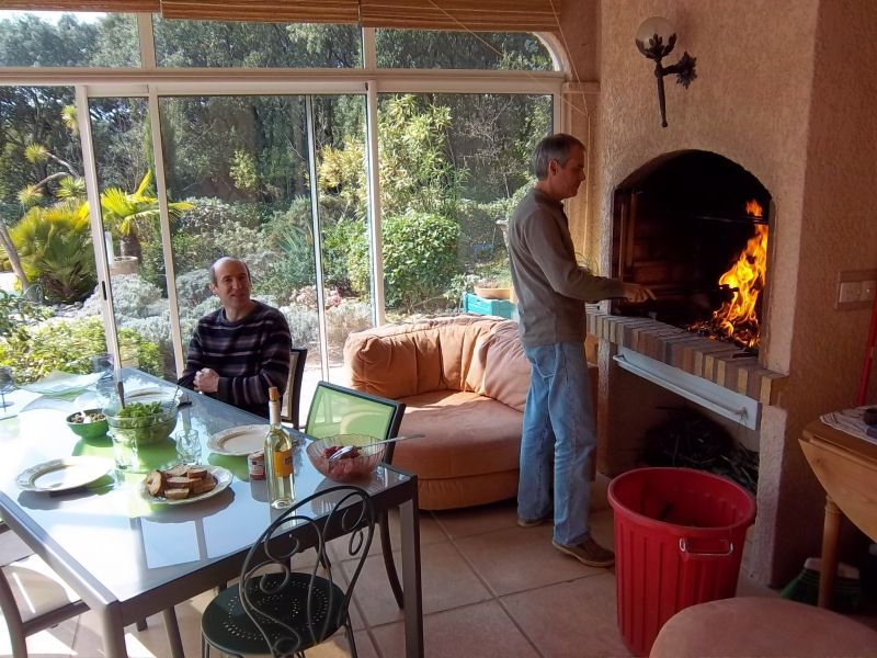 Avant de commencer la partie : Les charmes d'une armée en bivouac, ou l'art de vivre par chez nous. Excellentes cotelettes...merci monsieur le prussien-pragmatique de Saxe.