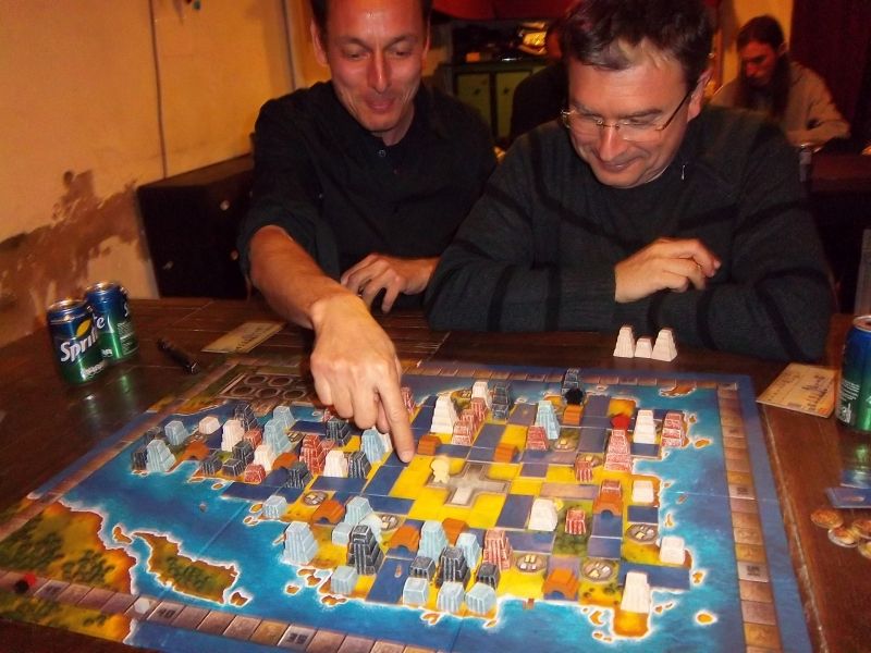 "Là ! Faut prendre ça en photo ! Le quartier de la honte...Hoooouuuu ! Remboursez !"