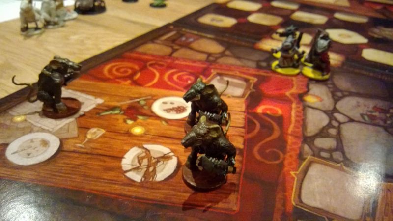 on arrive dans la salle à manger.. des rats jouent aux dès !