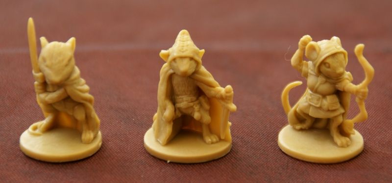 3 figurines de héros parmis les 6