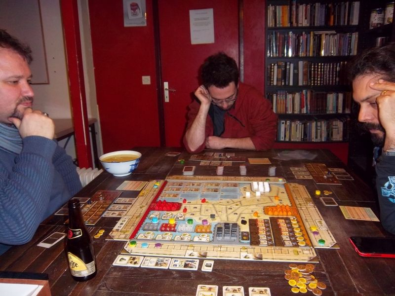 Mes trois adversaires en pleine réflexion. Pas de bière verte pour nous le soir de la Saint Patrick... mais un habituel bol de nouilles chinoises pour monsieur Lilajax