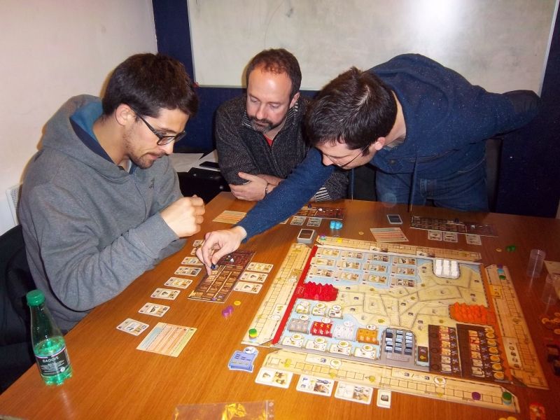 Monsieur Sylvain63 expose les règles à monsieur JulienM. Monsieur Franz est lui aussi attentif.