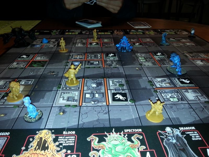 juste après  la  mise en place.  Les héros commencent à récupérer du matériel. ..