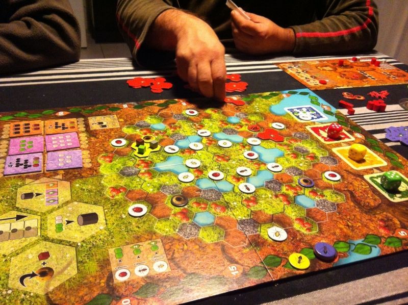 Papi (jaune) et Marco (rouge) ont décidé de décaler l'événement pour avoir tuile +1 alors que Stéphane (bleu) a choisit déplacement +3 et viendra me bloquer. 