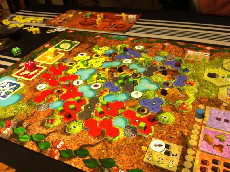 Situation en début de 3ème année. Marco (rouge) l'expansionniste. Papi (jaune) le bâtisseur avec 4 tuiles spéciales.  Stéphane (bleu) le dévot à la reine (déjà deux premiers objectifs réalisés). 