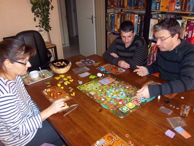 Monsieur Cormyr expliquent les règles de Myrmes à Dame Sylvie et monsieur Papi.