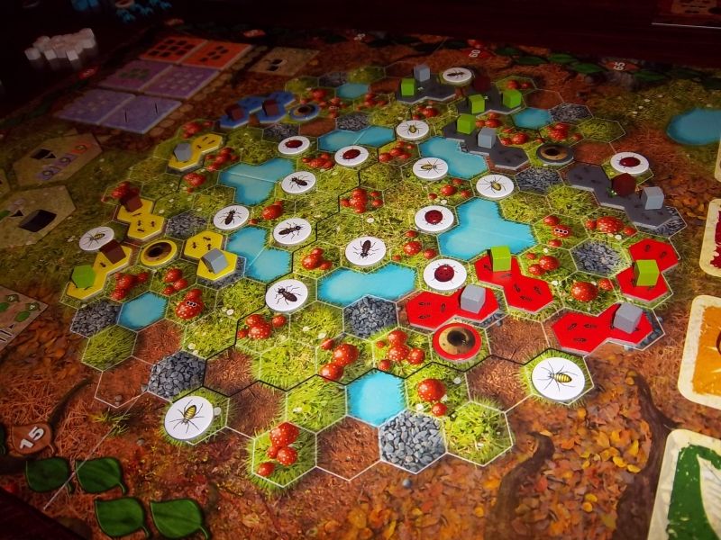 La lutte a bien commencé. J'aime beaucoup ce plateau et le matériel dans son ensemble.