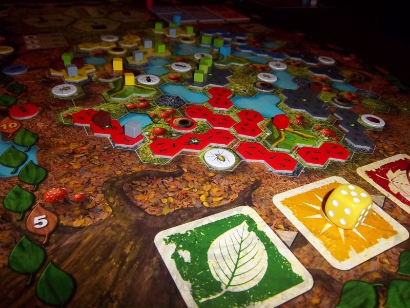 Rapidement, je suis cerné par les fourmis jaunes de Dame Sylvie et les fourmis noires de monsieur Cormyr.