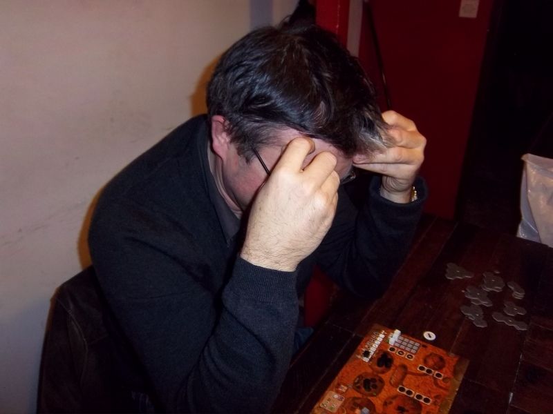 Une fourmi noire fourbe en plein reflexion...c'est impressionnant hein ? 