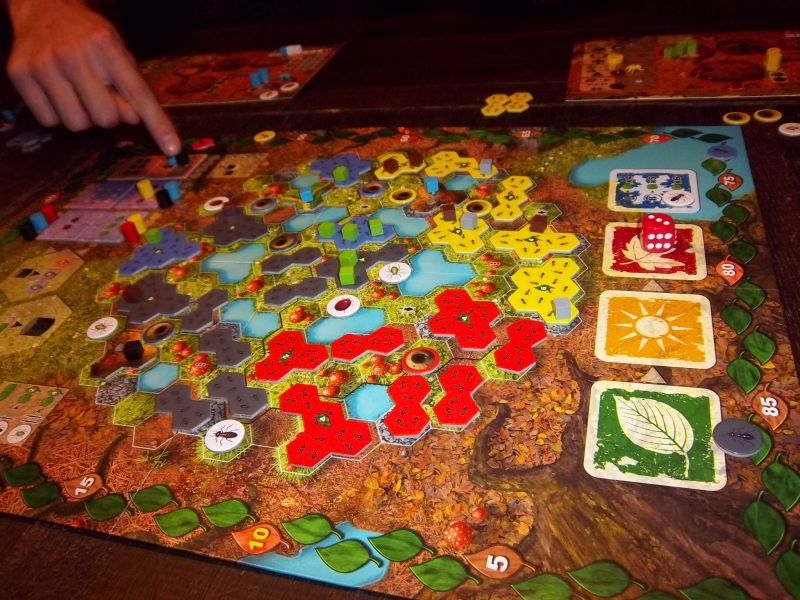 Le plateau final. Notez le nombre d'offrandes (contrats) réalisés par les joueurs...