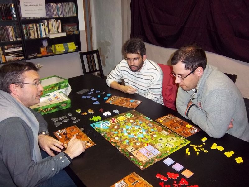 Monsieur Cormyr expose les principes de Myrmes à messieur Luc et Briac qui, comme à leur habitude, vont rapidement assimiler les règles. 