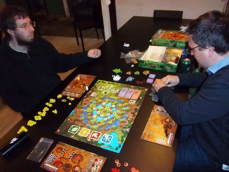 Monsieur Thomas se prépare à lancer les dés évènements pour la première année, monsieur Cormyr installe ses tuiles phéromones.